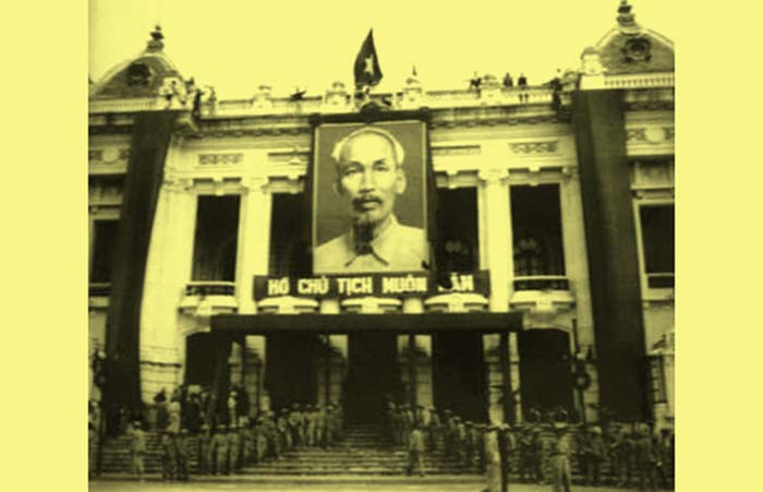 Đến 15h ngày 10/10/1954, còi Nhà hát Lớn thành phố nổi lên một hồi dài. Sau đó, hàng chục nghìn người dân Hà Nội đã trang nghiêm dự lễ chào cờ do Ủy ban Quân chính tổ chức tại sân vận động Cột Cờ với sự tham gia của các đơn vị quân đội. Chủ tịch Ủy ban Quân chính Vương Thừa Vũ trân trọng đọc lời kêu gọi của Chủ tịch Hồ Chí Minh gửi đồng bào thủ đô nhân ngày giải phóng.