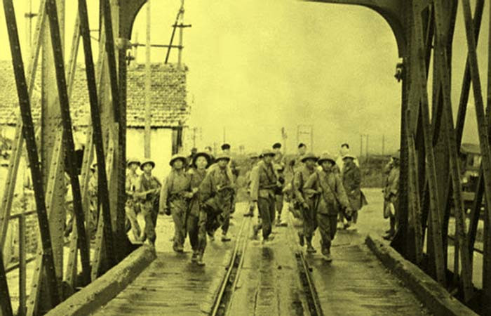 Sáng 8/10/1954, các đơn vị quân đội nhân dân Việt Nam gồm cả bộ binh, pháo binh, cao xạ, cơ giới..., chia làm nhiều cánh lớn đã mở cuộc hành quân lịch sử tiến vào Hà Nội. Trong ảnh là bộ đội hành quân đến cầu Đuống, cửa ngõ phía đông của thủ đô.