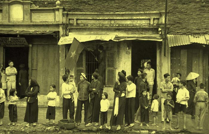 Sau 9 năm sống dưới ách thống trị của thực dân Pháp, hai mươi vạn nhân dân thủ đô náo nức treo cờ đỏ sao vàng, đổ ra đường chờ đón bộ đội.