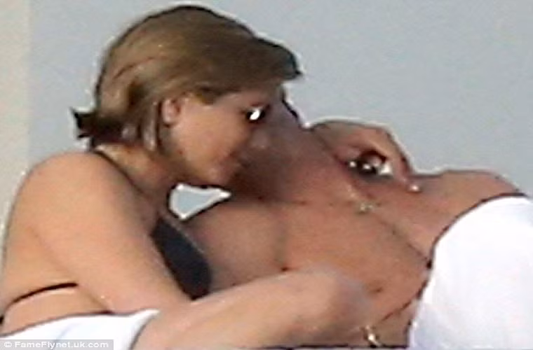 Cùng đi với cô còn có bạn trai Justin Theroux. Cặp đôi này chính thức hẹn hò năm 2011 khi cả tham gia đóng chung bộ phim hài Wonderlus. Họ đã đính hôn 10/8/2012 nhưng chưa chính thức kết hôn. Cả hai dành cho nhau những phút giây tình tứ, mặn nồng.