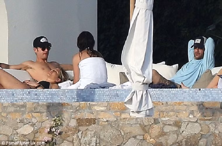 Jennifer thoải mái nằm trong lòng Justin để thư giãn.