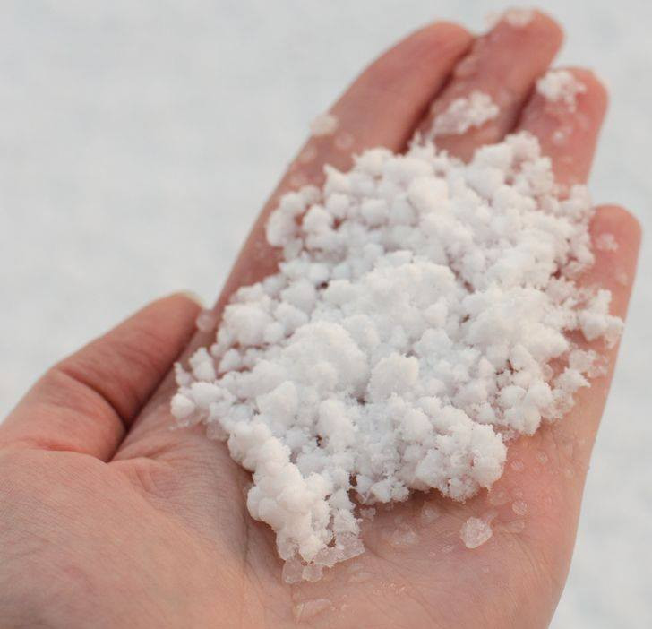  2. Tuyết: Đối với những người sống ở vùng lạnh thì tuyết là ứng cử viên sáng giá vào cái thời giấy vệ sinh chưa có mặt trên đời. Nhược điểm duy nhất có lẽ là cảm giác lạnh đến thấu xương, có điều nếu dùng quen thì chắc cũng không ai thấy ngại vì nó rất sạch sẽ.