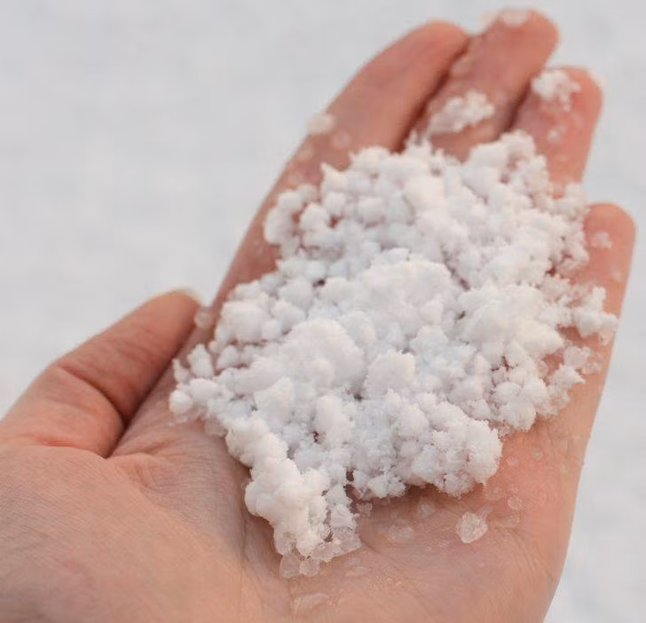  2. Tuyết: Đối với những người sống ở vùng lạnh thì tuyết là ứng cử viên sáng giá vào cái thời giấy vệ sinh chưa có mặt trên đời. Nhược điểm duy nhất có lẽ là cảm giác lạnh đến thấu xương, có điều nếu dùng quen thì chắc cũng không ai thấy ngại vì nó rất sạch sẽ.