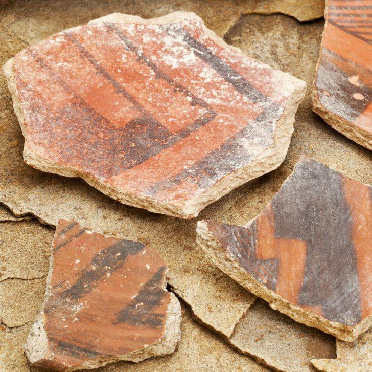  5. Mảnh gốm vỡ: So với người Trung Quốc, người Hy Lạp thậm chí còn có loại "giấy vệ sinh" rùng rợn hơn. Trong các nhà vệ sinh cổ đại, người Hy Lạp sử dụng "pessoi" (các mảnh gốm nhỏ) để vệ sinh sau khi đại tiện. Các mảnh gốm này thường có đường kính từ 3 – 11 cm, được cắt gọt và làm mịn góc từ đồ gốm hỏng. Loại vật liệu này phổ biến đến nỗi người Hy Lạp có câu ngạn ngữ: "Ba mảnh là đủ để lau".