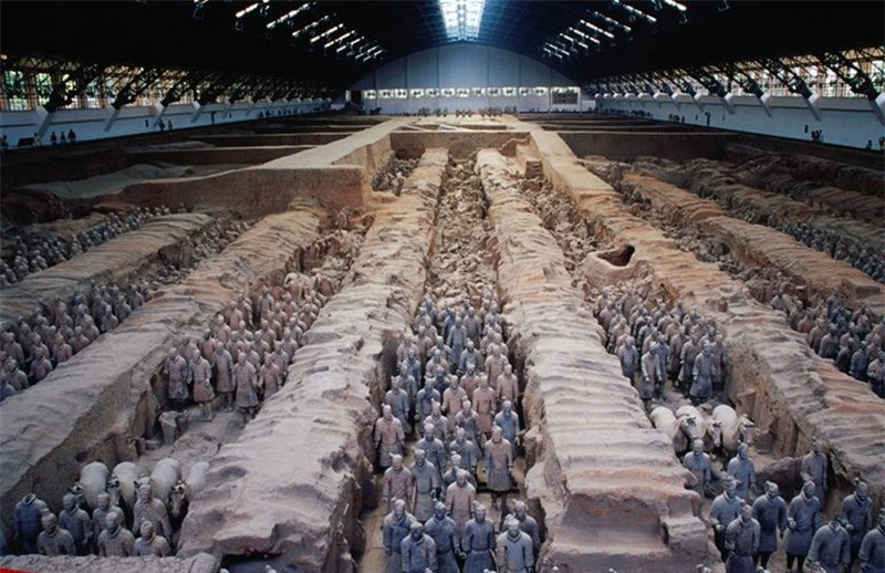 Năm 1974, khi những người nông dân đào giếng ở gần một ngôi làng nhỏ thuộc huyện Lâm Đồng, tỉnh Thiểm Tây (Trung Quốc), họ tình cờ phát hiện một hang rộng lớn dưới lòng đất bao quanh lăng mộ hoàng đế chứa hơn 8.000 tượng đất nung có kích thước như người thật, theo TED-Ed. Ảnh: Krzysztof Dydynski. 