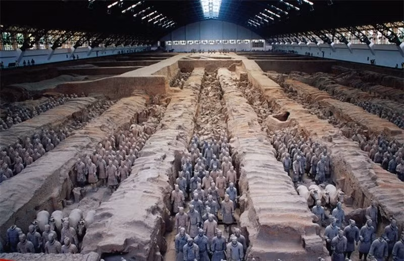 Năm 1974, khi những người nông dân đào giếng ở gần một ngôi làng nhỏ thuộc huyện Lâm Đồng, tỉnh Thiểm Tây (Trung Quốc), họ tình cờ phát hiện một hang rộng lớn dưới lòng đất bao quanh lăng mộ hoàng đế chứa hơn 8.000 tượng đất nung có kích thước như người thật, theo TED-Ed. Ảnh: Krzysztof Dydynski. 