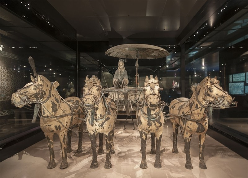 Đội quân chính gồm 6.000 lính, mỗi tượng nặng hàng trăm kg. Đội quân thứ hai có hơn 130 xe ngựa chiến và hơn 600 con ngựa. Còn đội quân thứ ba là chỉ huy cấp cao. Hầm trống thứ 4 có lẽ chưa kịp hoàn thành khi hoàng đế băng hà. Ngoài ra, khu đền đài gần đó có tượng nhạc công và vũ công, tùy tùng và quan đại thần, cùng nhiều loài động vật lạ. Ảnh: Wikimedia.