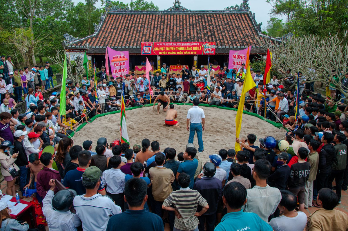 Thị trấn Sịa thuộc huyện Quảng Điền, tỉnh Thừa Thiên - Huế. Tại vùng đất Thừa Thiên, người ta thường nói câu "nhất Huế, nhì Sịa" khi đề cập địa danh này. Theo trang thông tin thị trấn, Sịa là vùng đồng bằng ven phá Tam Giang, có bề dày truyền thống văn hóa và lịch sử, được hình thành và phát triển từ rất sớm, gắn với sự phát triển của kinh thành Huế. Nơi đây có hội vật đình làng Thủ Lễ nổi tiếng vào dịp Tết Nguyên đán. Ảnh: Báo Thừa Thiên - Huế.