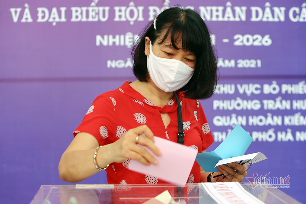 Cử tri bỏ phiếu ở điểm bầu cử phường Trần Hưng Đạo