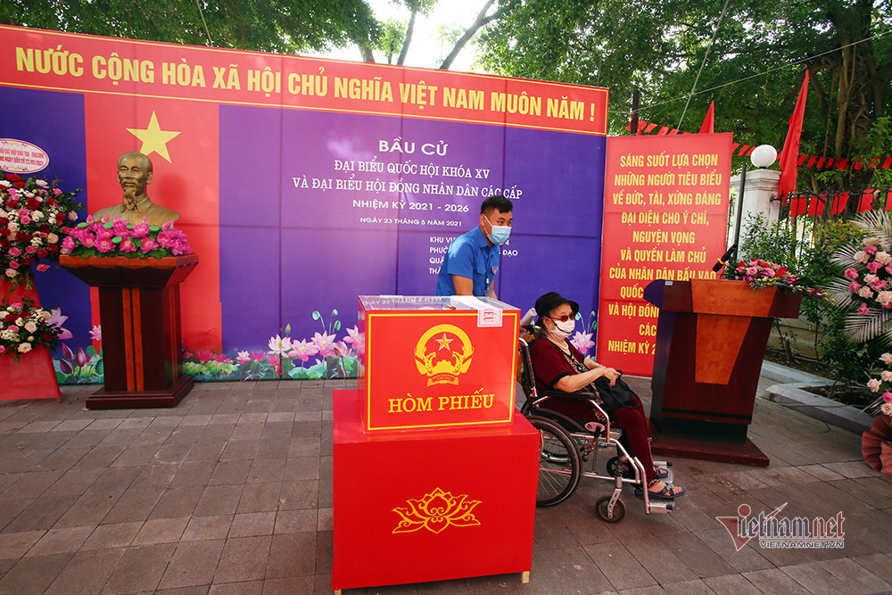 Cử tri Nguyễn Quang Phùng (90 tuổi) là cử tri cao tuổi nhất phường Trần Hưng Đạo cùng cháu nội là cử tri Nguyễn Trung Quân (18 tuổi), cử tri nhỏ tuổi nhất đi bỏ phiếu sáng 23/5.