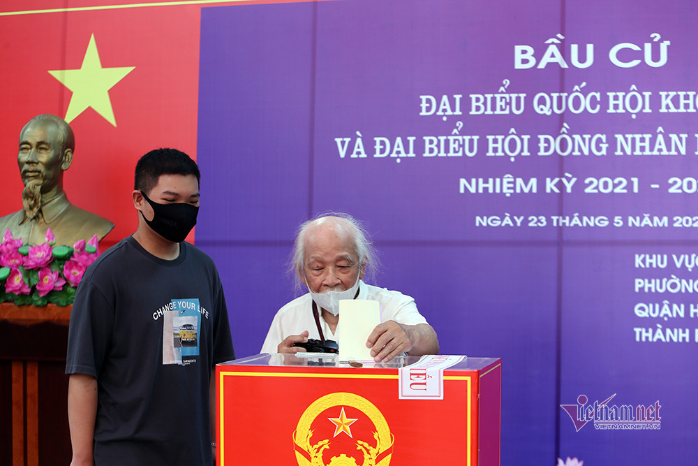 Cụ già 90 tuổi cùng cháu nội đi bỏ phiếu