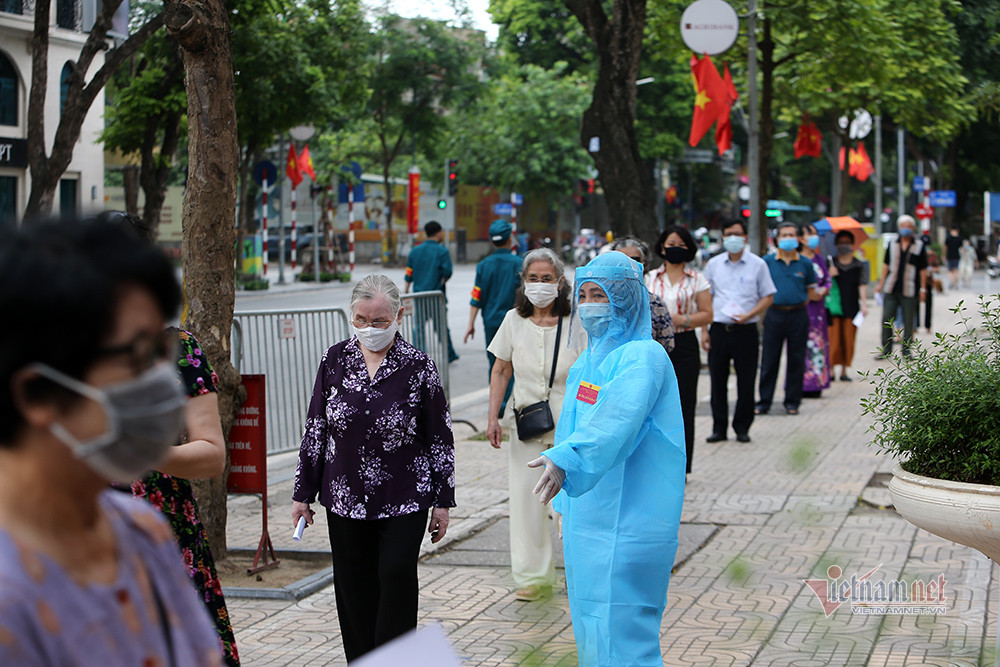 Cử tri xếp hàng đi bỏ phiếu