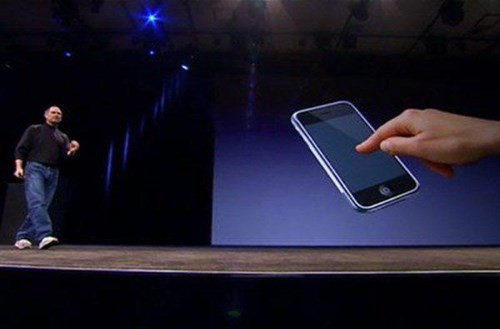  Điện toán cảm ứng. Trước khi điện thoại iPhone đem đến cho chúng ta trải nghiệm cảm ứng đa điểm mượt mà, chiếc smartphone tốt nhất cũng chỉ có bàn phím và bút stylus đi kèm. Smartphone không hề là một sản phẩm thân thiện với người dùng, cho đến khi iPhone ra đời và thay đổi điều đó.