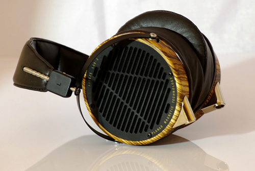  10. Audeze LCD-3. Tai nghe dòng LCD-3 có giá 41 triệu được yêu thích vì chất lượng âm thanh khá tinh tế,khả năng trình diễn các dải âm sống động.