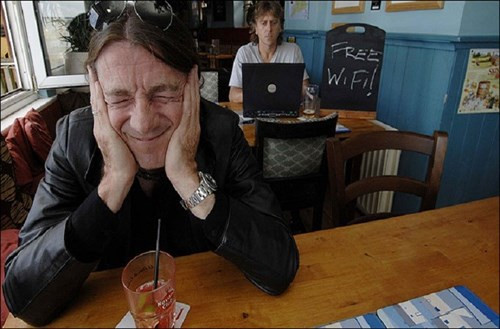 Sóng điện từ phụ thuộc vào khoảng cách xa hay gần giữa bạn và thiết bị wifi, cường độ lớn hay nhỏ của sóng từ để có thể tạo ra nguy hiểm hoặc tác động lên sức khỏe. Khoảng cách an toàn giữa bạn và bộ phát wiffi là 1m.