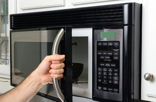 Không sử dụng vật dụng bằng chất liệu kim loại thông thường đưa vào lò vi sóng. Khi sử dụng loại vật dụng này, lò vi sóng có thể bật ra những tia lửa điện gây hỏa hoạn, không an toàn.