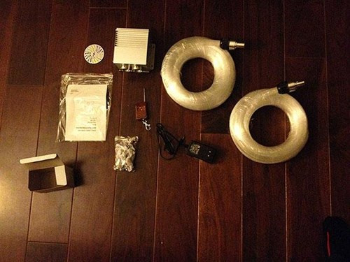 Kỹ sư Brian d 'Arcy đã tạo ra một bầu trời sao tuyệt vời cho cậu con trai của anh chỉ với vài công nghệ đơn giản. Tất cả vật liệu cần có là 600 sợi cáp quang, nguồn điện, và một số thiết bị khác.