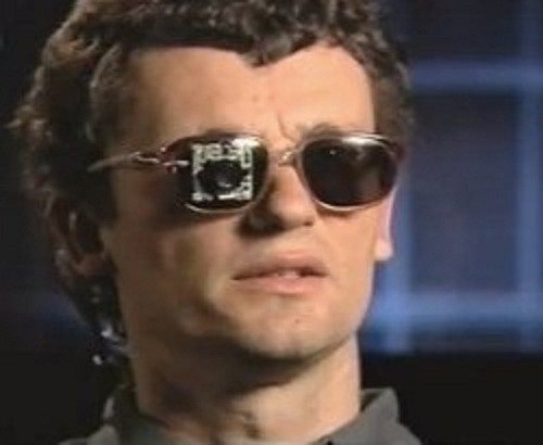 Đôi mắt điện tử của Naumann được kết nối trực tiếp đến vỏ não thị lực giúp anh thực sự "thấy" thế giới dù hình ảnh không được rõ nét.