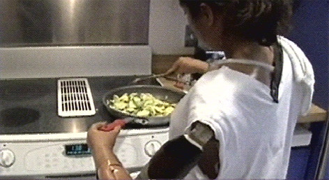 Cánh tay robot của Claudia Mitchell cũng tương tự như của Jesse Sullivan. Với cánh tay giả đó cyborg, Mitchell có thể nấu ăn, giặt đồ, gấp quần áo một cách hết sức thành thục.