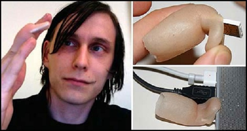 Sau khi bị mất một ngón tay trong một tai nạn xe gắn máy, Jerry Jalava quyết định biến ngón tay đó thành cổng USB 2GB có chức năng tải thông tin trực tiếp vào hệ thần kinh của anh.