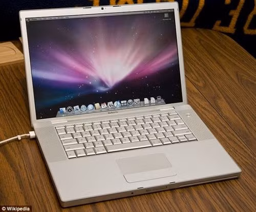 Thiết kế cuối cùng của mẫu Macbook Pro, mỏng hơn và nhẹ hơn so với nguyên mẫu hình hộp.