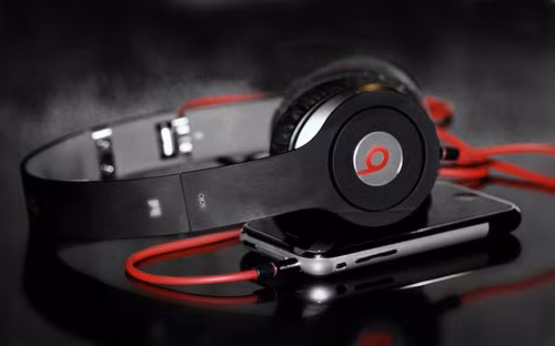  8. Beat byDr Dre. Beat được chuộng dùng vì chất lượng âm thanh tự nhiên,giảm tiếng ồn tối đa. Ngoài ra, thiết kế của tai nghe chụp đầu này khá nhẹ. Beat có nhiều dòng giá mềm hơn để người mua có thể "rinh" về.