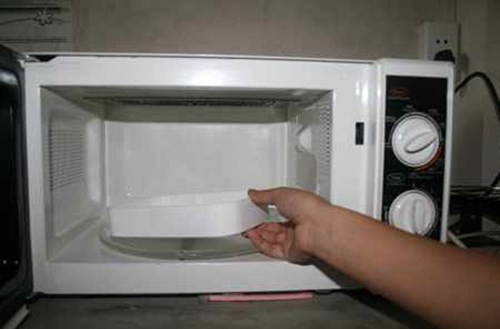 Để kiểm tra xem cái đĩa nhà bạn có an toàn với lò vi sóng không, bạn đặt một cốc đầy nước và chiếc đĩa bạn muốn thử vào lò vi sóng. Đun ở 100% công suất trong 1 phút. Nếu nước đã nóng lên và cái đĩa vẫn mát, thì nó an toàn để sử dụng trong lò vi sóng. Nếu đĩa nóng lên, nó đã chứa chì hoặc kim loại và không nên sử dụng trong lò.