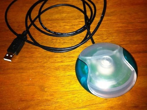 Chuột máy tính hình bóng khúc côn cầu là sản phẩm Apple thiết kế cho dòng máy iMac thế hệ đầu tiên. Nó có hình dáng dị thường khiến người dùng khó chịu.