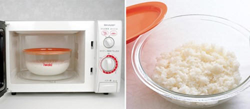 Bỏ các nắp đậy trên hộp thức ăn khi cho vào quay lò vi sóng. Điều này sẽ giúp ích đáng kể trong việc rút ngắn thời gian nấu.