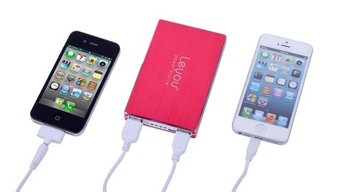  5. Xài sạc đa năng vô tội vạ. Một trong những nguyên nhân khiến điện thoại chóng hỏng là dễ dãi sạc nào cũng "xài" hoặc tin vào tính năng tương thích mọi loại máy của sạc đa năng. Bạn cần biết rằng, sạc kém chất lượng rất hại pin. Cách đơn giản nhất, bạn nên dùng đúng loại sạc đi kèm với máy, máy nào - sạc đó.