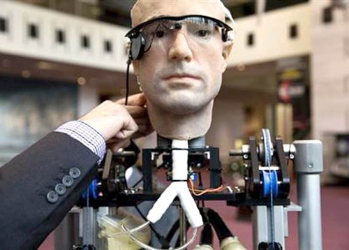 Năm 2100, cơ thể người sẽ là một phần của robot. Nhà nghiên cứu Ray Kurzweil cho rằng bộ phận sinh học của cơ thể có thể được thay thế bởi máy móc vào năm 2100.