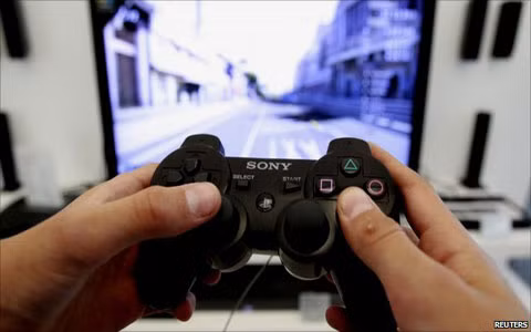  Chứng phát ban do chơi PlayStation. Chứng bệnh này lần đầu tiên được phát hiện ở một cô bé 12 tuổi ở Thụy Điển. Bé gái này chỉ bị sưng ở lòng bàn tay. Các bác sỹ đã phát hiện ra rằng, trước khi các cục sưng đó xuất hiện, cô bé này thường xuyên chơi PlayStation, với vài tiếng/ngày. “Việc cầm nắm thường xuyên và quá chặt, lại thường xuyên ấn lại nút đã gây ra những tổn thương cho bề mặt của lòng bàn tay”- Vincent Piguet và các đồng nghiệp ở Đại học Bệnh viện và trường Y Geneva, Thụy Điển cho biết.