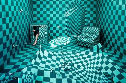 Lee giải thích cho bức ảnh này: "Tôi đã cố gợi lên nỗi sợ hãi của một đứa trẻ khi nó phải đối mặt với những thay đổi đối với thế giới mà nó đã quen thuộc."