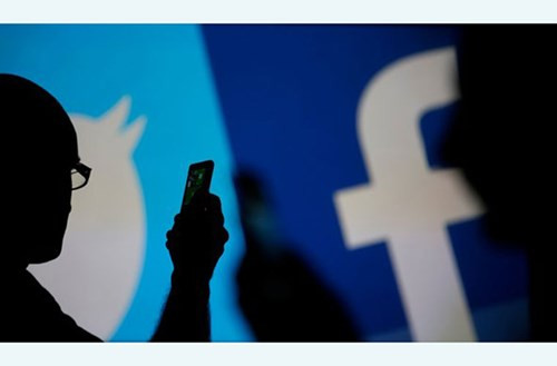  Google chính mình. Dùng Google để tìm kiếm… chính mình? Nghe có vẻ kỳ cục, nhưng lại rất thực tế để hạn chế những thông tin bất lợi liên quan đến bạn. Không ai mất phí khi đưa thông tin lên mạng, và biết đâu một người xấu bụng nào đó có thể đăng những thông tin hay hình ảnh không hay về bạn. Biết những thông tin sớm chừng nào, bạn sẽ chủ động tìm cách ứng phó sớm chừng đó. Nếu không có thời gian để Google thường xuyên, bạn có thể sử dụng dịch vụ Google Alerts: khi có bất kỳ từ khóa nào liên quan đến bạn, chẳng hạn họ tên, địa chỉ email…, Google Alerts sẽ gửi một thông báo vào mail của bạn.