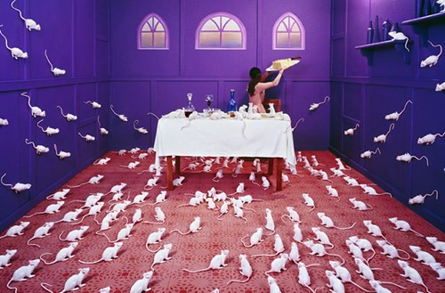 Tác phẩm này lấy cảm hứng từ bức bích họa nổi tiếng "Bữa ăn tối cuối cùng" của danh họa Leonardo da Vinci.