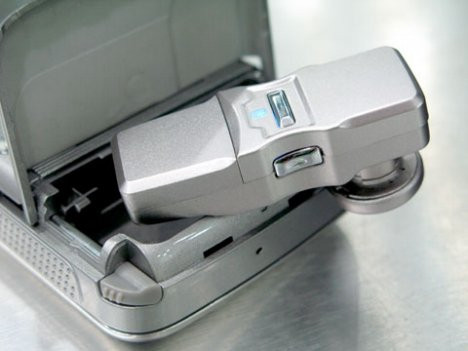 Điện thoại kiêm tai nghe Bluetooth. Khái niệm điện thoại di động này giúp bạn có thể có tai nghe Bluetooth ở bất cứ nơi nào bạn có điện thoại di động của bạn.