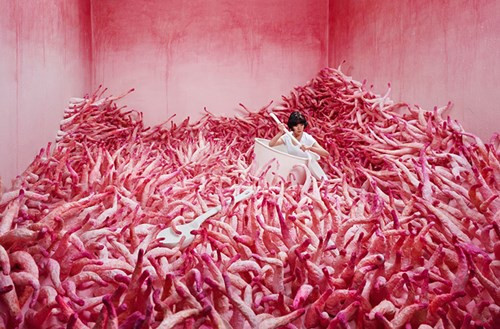 Lee kể: "Thỉnh thoảng tôi hay bắt gặp ý tưởng thể hiện một điều gì đó trong đời sống hàng ngày. Chẳng hạn, kết hợp mưa với một chai nhựa tôi nhặt được trên đường trong một cơn mưa mùa hạ" .