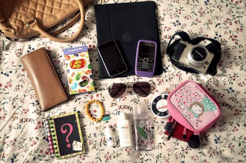  9. Tất cả trong 1 túi xách. Để điện thoại lẫn cùng các vật dụng hàng ngày như kính, máy ảnh, đồ make up, vô tình những vật dụng này sẽ làm trầy xước máy. Đơn giản bạn nên để điện thoại ở ngăn riêng, tránh các bụi phấn rơi từ đồ trang điểm bám vào máy.