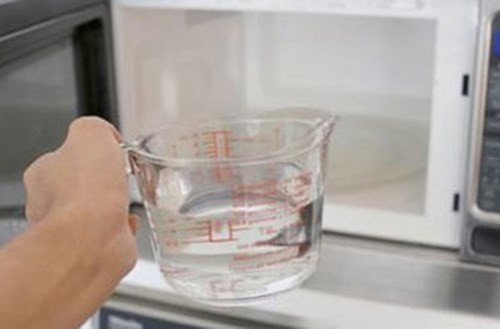 Không đun nước hoặc các chất lỏng khác quá thời gian quy định của công thức nấu ăn hoặc nhà sản xuất. Việc quá nhiệt có thể xảy ra khi nước được đun thời gian dài. Khi đó, nước trong cốc bình thường, nhưng khi đưa ra ngoài nó sẽ bắn ra ngoài.