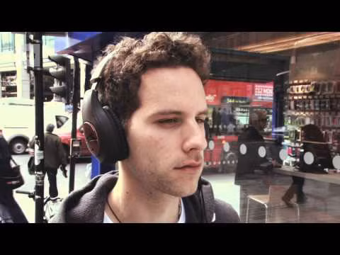  Cái chết bất thình lình. Tai nghe có thể giúp chúng ta “trốn” được những âm thanh ồn ào xunh quanh. Nhưng nó cũng là nguyên nhân gây nên rất nhiều vụ tai nạn giao thông. Theo số liệu ở Mỹ, từ năm 2004 đến 2011, có 116 vụ tai nạn có liên quan đến việc người đi bộ sử dụng tai nghe. 70% trong đó những vụ tai nạn này, người đi bộ tử vong.