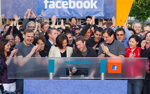  Thất bại của Facebook IPO. Ngày nay mọi người đều có một tài khoản trên Facebook. Facebook ra mắt cổ phiếu của mình trên thị trường vào tháng 5/2012. Cùng với sự nổi tiếng của mình nhưng thay vì tăng, giá cổ phiếu của Facebook đã giảm xuống mức thấp kỷ lục.