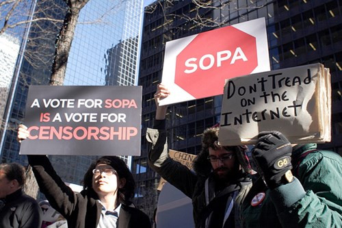 Sự thất bại của SOPA (dự luật Đình chỉ hoạt động vi phạm bản quyền trực tuyến) nhằm đóng cửa những trang web. Các thành viên của Quốc hội ủng hộ dự luật nhưng những gã khổng lồ web như Google, Wikipedia, Facebook và Reddit đã cùng nhau chống lại dự luật này và SOPA phải chịu thất bại.