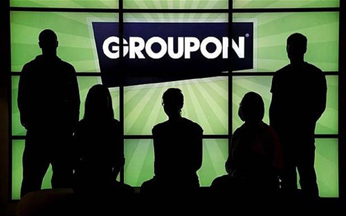  Sự thất bại của Groupon. Groupon dường như là 1 "miếng bánh" quá "ngon ăn" thế nên hàng loạt các công ty theo mô hình này ra đời. Thế nhưng sau những thành công ban đầu, công ty này liên tục mất doanh thu, sa thải nhân công. Google có lẽ đã thầm cảm ơn vì đã không mất 6 tỷ USD để mua vào Groupon, khi thấy giá trị cổ phiếu của nó giảm xuống đáy đến 79%.