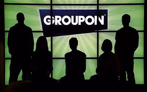 Sự thất bại của Groupon. Groupon dường như là 1 "miếng bánh" quá "ngon ăn" thế nên hàng loạt các công ty theo mô hình này ra đời. Thế nhưng sau những thành công ban đầu, công ty này liên tục mất doanh thu, sa thải nhân công. Google có lẽ đã thầm cảm ơn vì đã không mất 6 tỷ USD để mua vào Groupon, khi thấy giá trị cổ phiếu của nó giảm xuống đáy đến 79%.