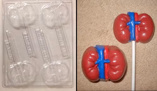 Hai quả thận đỏ tươi này thực chất là chiếc kẹo mút dành cho các fan của zombie do vợ chồng Richard và Phyllis Drimmer thiết kế. Ngoài ra, nhà Drimmers còn cung cấp cả những viên kẹo hình bộ xương hoàn hảo cho bữa tiệc Halloween tiếp theo của bạn.