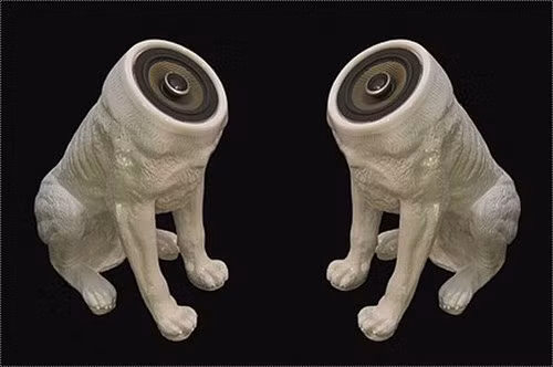 Bộ loa Woofer với hình dáng hai chú chó Đức màu trắng vừa có thể thỏa mãn nhu cầu nghe nhạc của chủ nhân, lại vừa là món đồ trang trí nhà hết sức đẹp mắt.