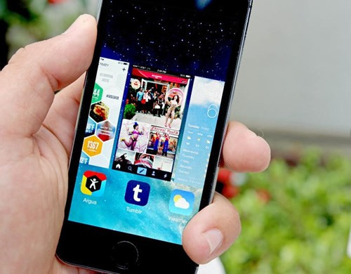 Đóng 3 ứng dụng cùng lúc. Bạn có thể đóng tới 3 ứng dụng cùng lúc chỉ với một thao tác vô cùng đơn giản, đó là dùng 3 ngón tay chọn 3 cửa sổ rồi vuốt ngược lên.