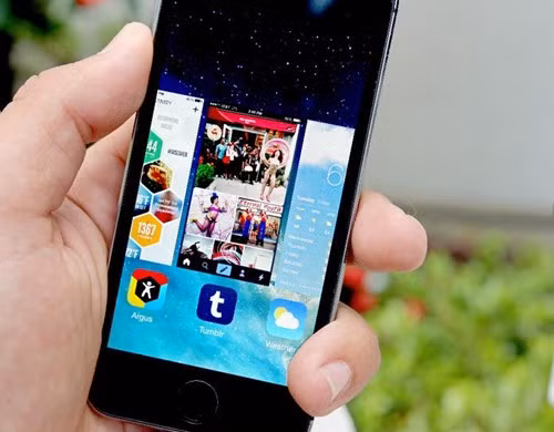 Đóng 3 ứng dụng cùng lúc. Bạn có thể đóng tới 3 ứng dụng cùng lúc chỉ với một thao tác vô cùng đơn giản, đó là dùng 3 ngón tay chọn 3 cửa sổ rồi vuốt ngược lên.