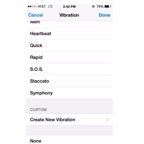 Cài đặt mỗi số liên lạc một kiểu rung khác nhau bằng cách vào Contacts > Chọn số > Edit, cuộn xuống dưới rồi chọn Vibration > Create New Vibration. Trong cửa sổ mới, chạm và giữ để tạo một mẫu rung.