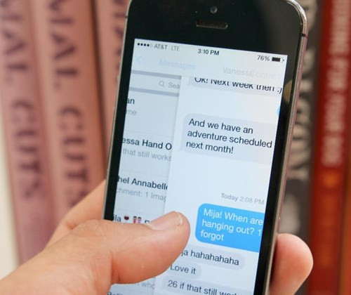 Khi đang dùng các ứng dụng như Messages, Mail, Safari, bạn có thể quay lại trang mở trước đó bằng cách vuốt dài sang phải màn hình.